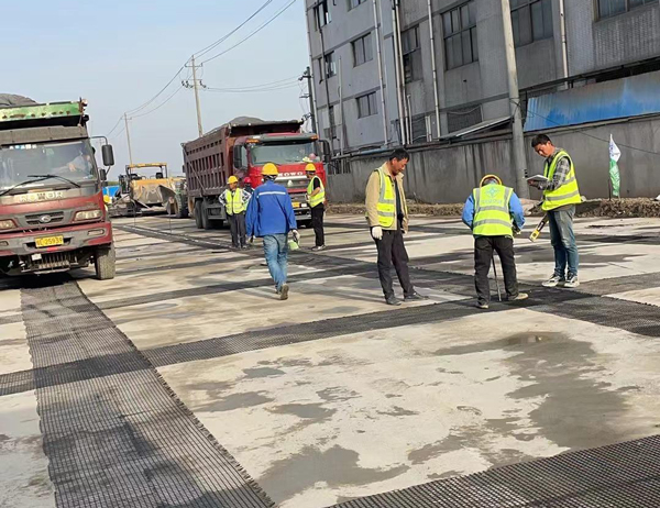 竞秀老材料的新故事：玻璃纤维土工格栅如何在‘白改黑’浪潮中重获新生？